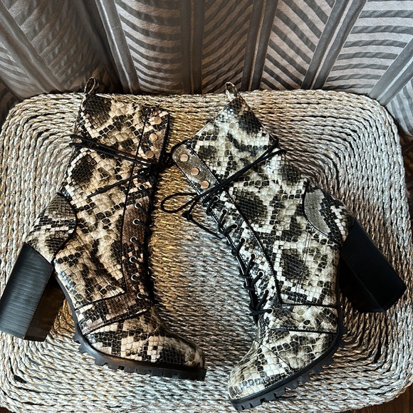 Like new Dolce Vita Ayleen snakeskin lace up zip up boots size 9.5 snake skin - Picture 8 of 15